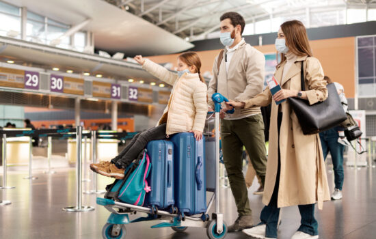 full-shot-family-wearing-face-masks